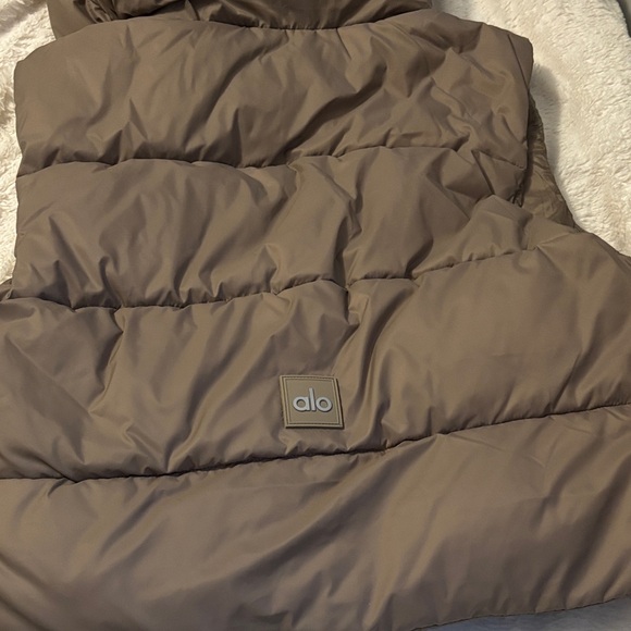 ALO Yoga Gold Rush Puffer Vest in Light Cocoa - Picture 4 of 5